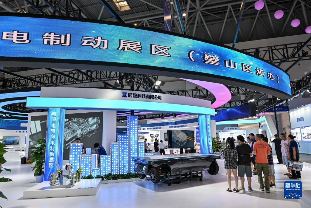 9月4日，觀眾在2023智博會“電驅(qū)、電轉(zhuǎn)向、電制動”展區(qū)參觀。當日，為期三天的2023中國國際智能產(chǎn)業(yè)博覽會在重慶國際博覽中心拉開帷幕。本屆智博會圍繞智能網(wǎng)聯(lián)新能源汽車、智能裝備及智能制造、新一代信息技術(shù)、智慧城市四大專業(yè)板塊開展系列活動。新華社記者 王全超 攝
